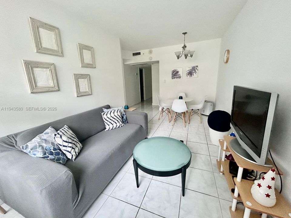 For Sale: $389,000 (1 beds, 1 baths, 560 Square Feet)