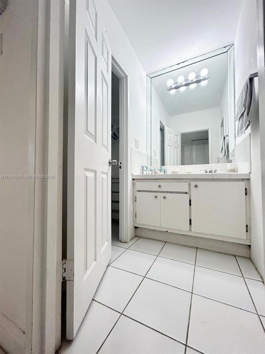 For Sale: $389,000 (1 beds, 1 baths, 560 Square Feet)