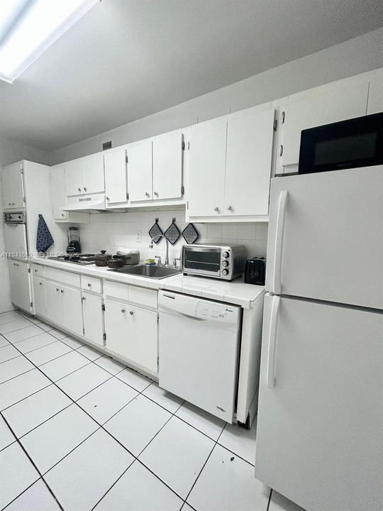 For Sale: $389,000 (1 beds, 1 baths, 560 Square Feet)