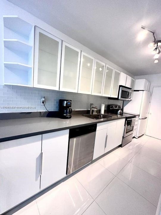 For Sale: $415,000 (1 beds, 1 baths, 550 Square Feet)