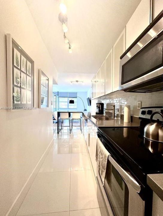 For Sale: $415,000 (1 beds, 1 baths, 550 Square Feet)