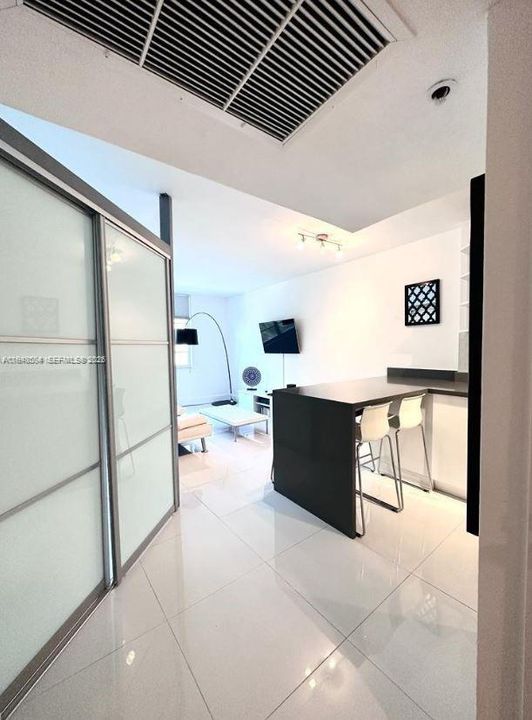 For Sale: $415,000 (1 beds, 1 baths, 550 Square Feet)
