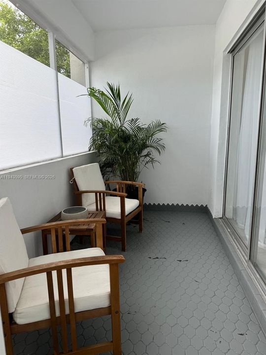 For Sale: $133,000 (1 beds, 1 baths, 770 Square Feet)