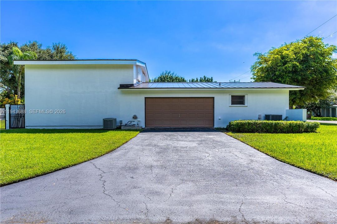 Active With Contract: $1,980,000 (5 beds, 4 baths, 3346 Square Feet)