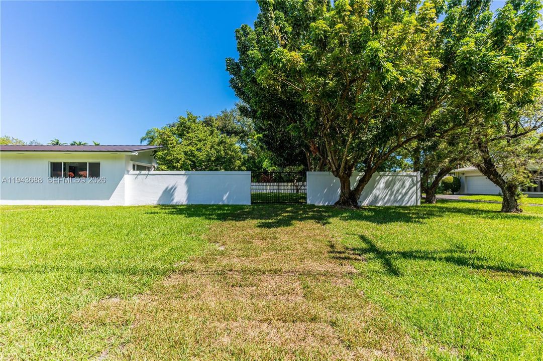 Active With Contract: $1,980,000 (5 beds, 4 baths, 3346 Square Feet)
