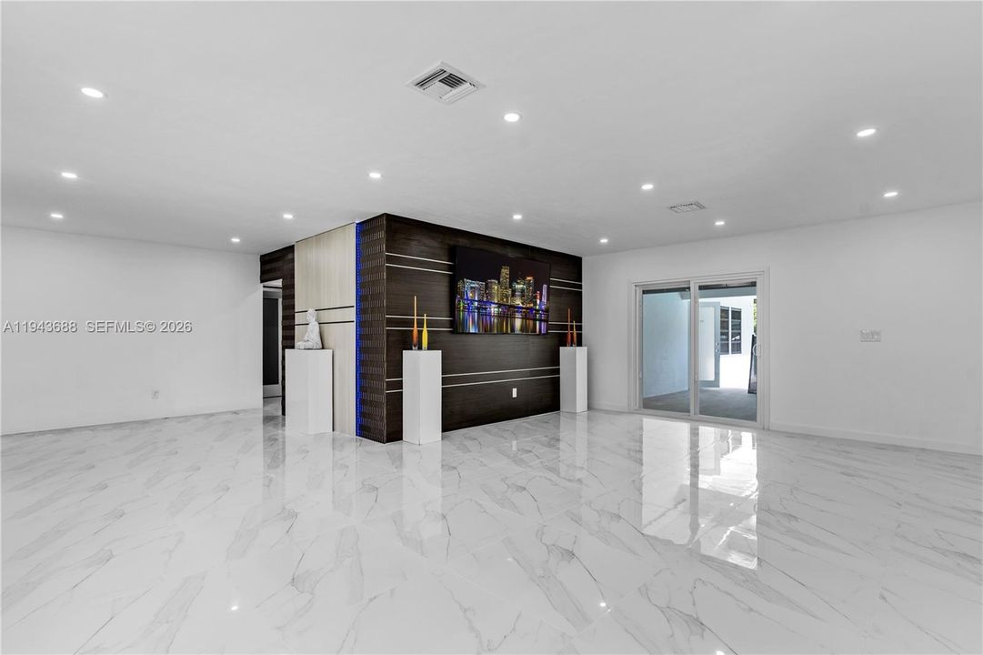 Active With Contract: $1,980,000 (5 beds, 4 baths, 3346 Square Feet)