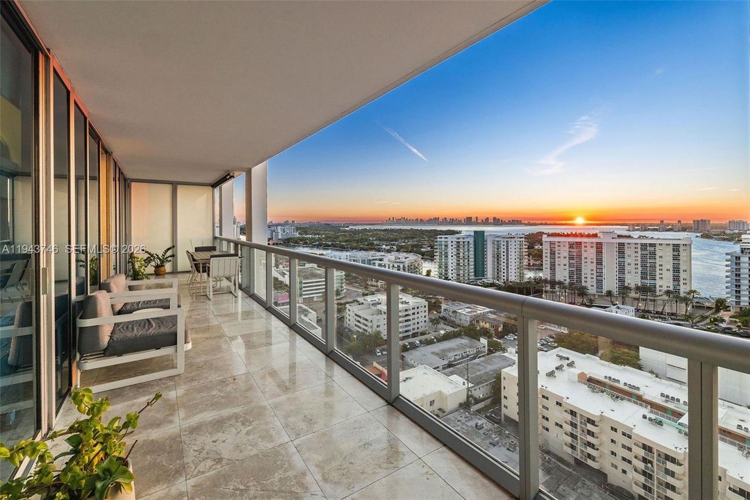 For Sale: $1,100,000 (2 beds, 2 baths, 1035 Square Feet)
