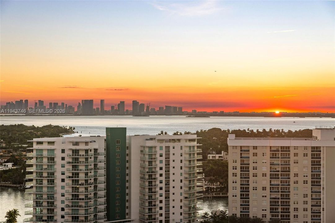 For Sale: $1,100,000 (2 beds, 2 baths, 1035 Square Feet)