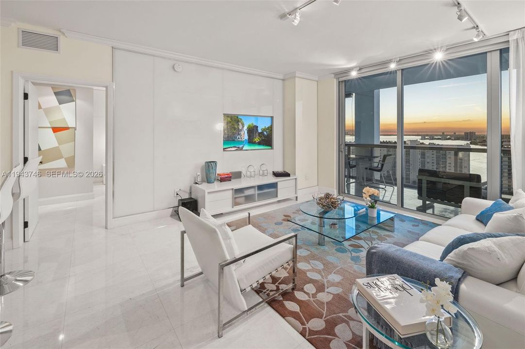For Sale: $1,100,000 (2 beds, 2 baths, 1035 Square Feet)