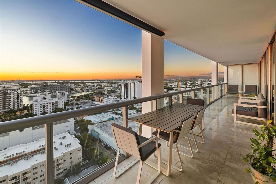 For Sale: $1,100,000 (2 beds, 2 baths, 1035 Square Feet)