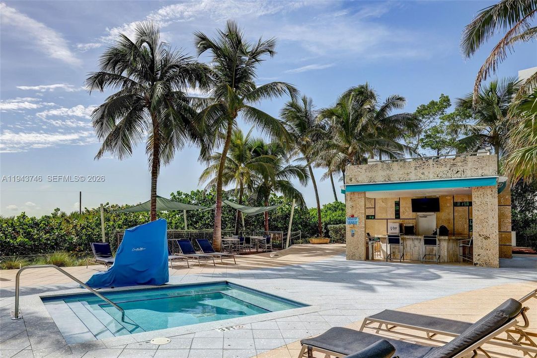 For Sale: $1,100,000 (2 beds, 2 baths, 1035 Square Feet)