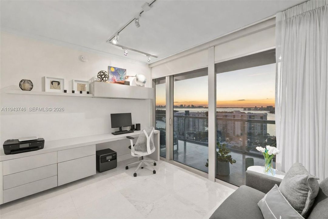 For Sale: $1,100,000 (2 beds, 2 baths, 1035 Square Feet)