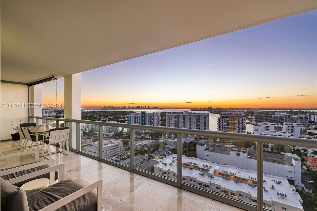 For Sale: $1,100,000 (2 beds, 2 baths, 1035 Square Feet)