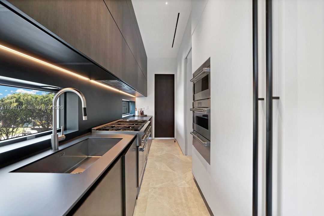 For Sale: $41,500,000 (6 beds, 6 baths, 8393 Square Feet)