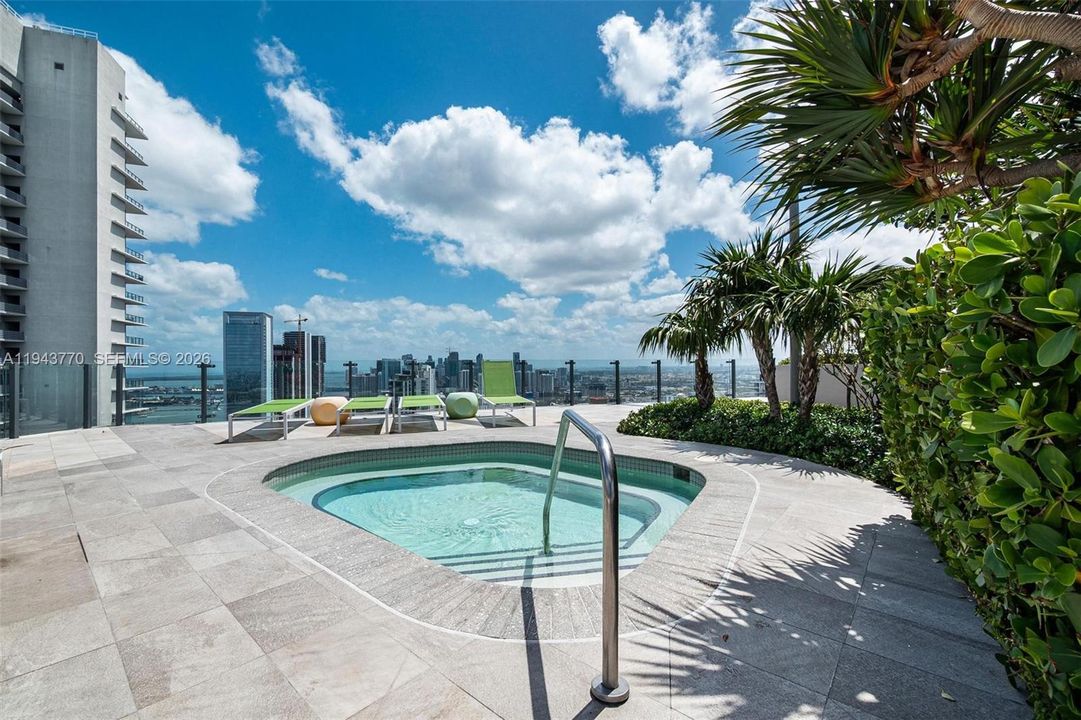 En Venta: $599,000 (2 camas, 2 baños, 944 Pies cuadrados)