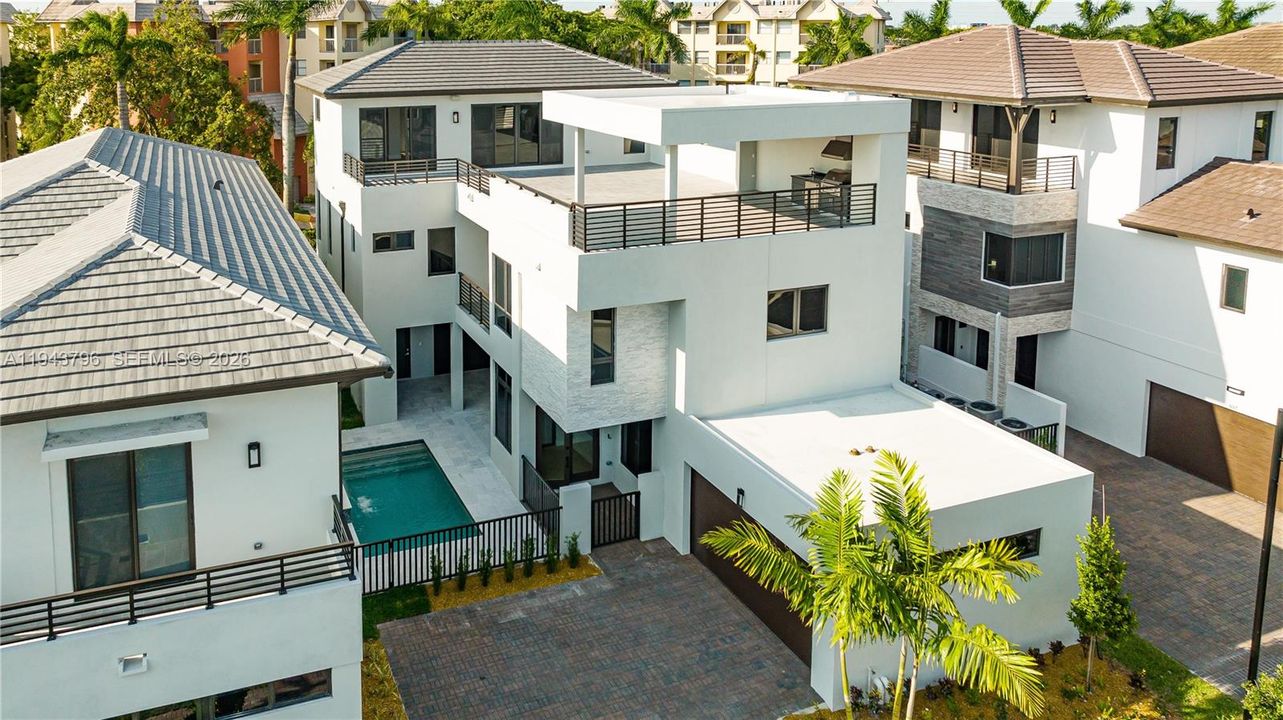 Vendido Recientemente: $2,380,000 (6 camas, 5 baños, 4863 Pies cuadrados)