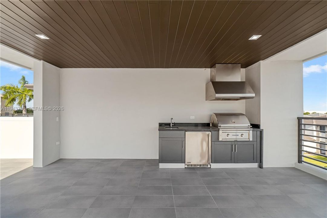 Vendido Recientemente: $2,380,000 (6 camas, 5 baños, 4863 Pies cuadrados)