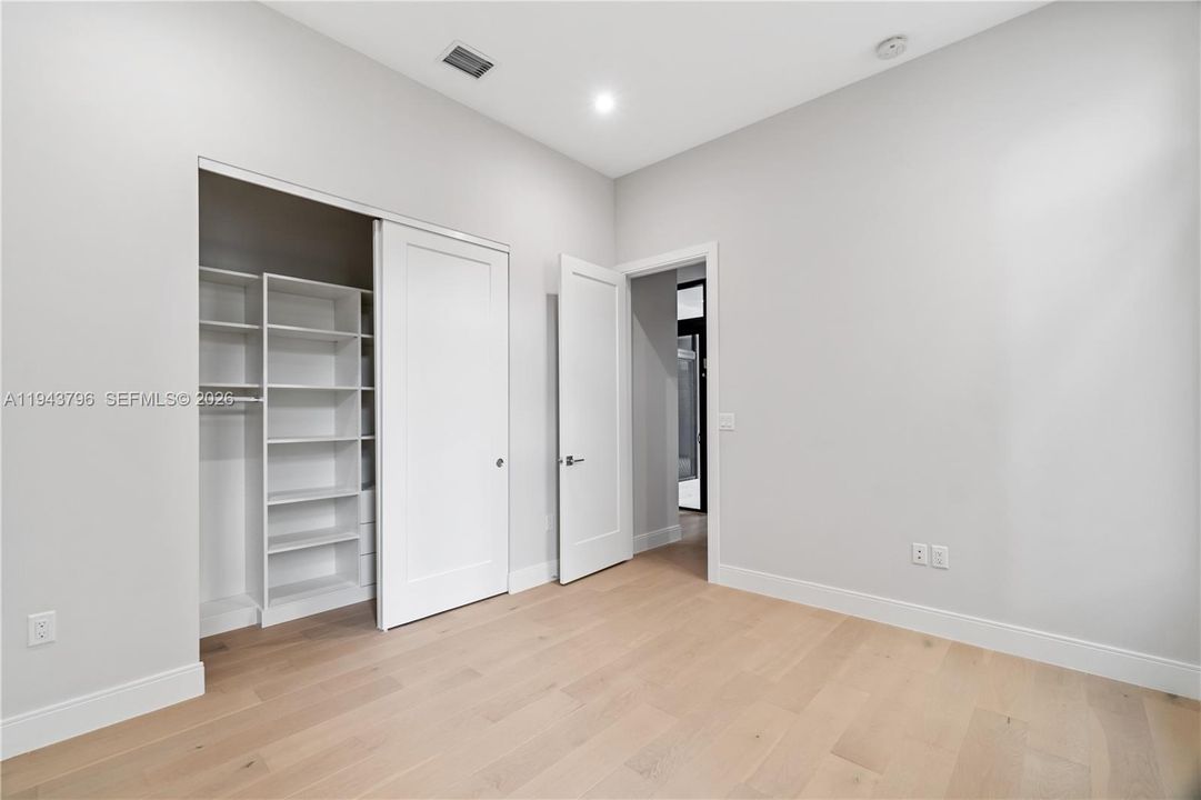 Vendido Recientemente: $2,380,000 (6 camas, 5 baños, 4863 Pies cuadrados)