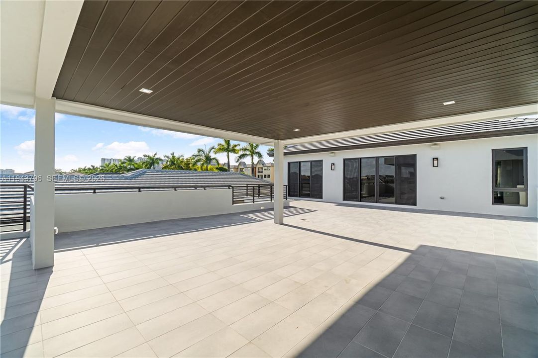 Vendido Recientemente: $2,380,000 (6 camas, 5 baños, 4863 Pies cuadrados)