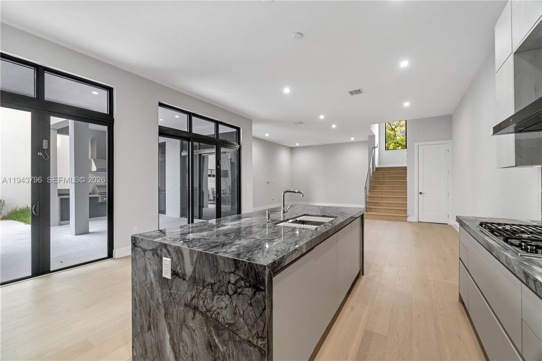 Vendido Recientemente: $2,380,000 (6 camas, 5 baños, 4863 Pies cuadrados)