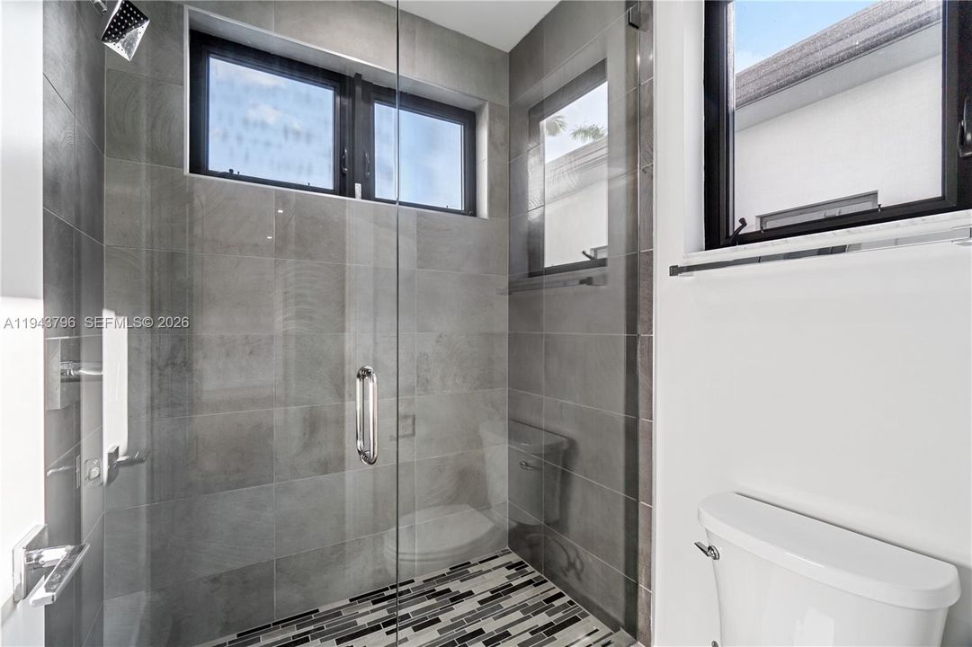 Vendido Recientemente: $2,380,000 (6 camas, 5 baños, 4863 Pies cuadrados)