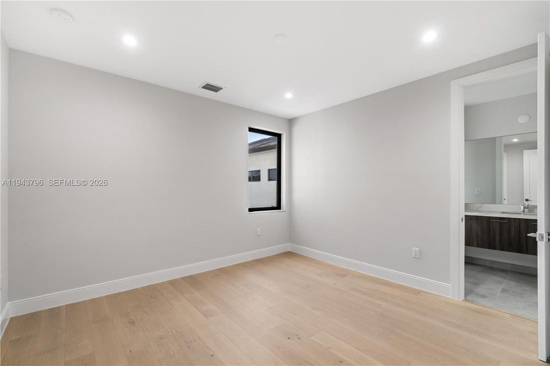 Vendido Recientemente: $2,380,000 (6 camas, 5 baños, 4863 Pies cuadrados)