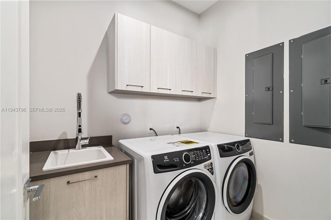 Vendido Recientemente: $2,380,000 (6 camas, 5 baños, 4863 Pies cuadrados)