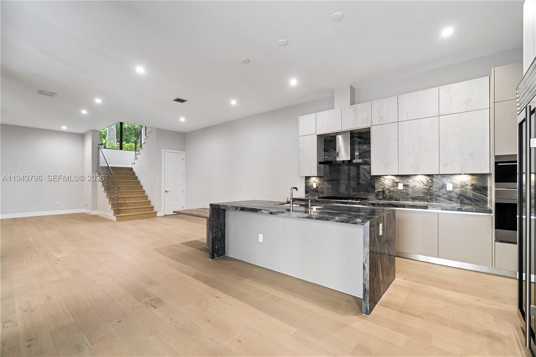 Vendido Recientemente: $2,380,000 (6 camas, 5 baños, 4863 Pies cuadrados)