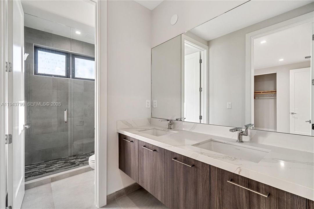Vendido Recientemente: $2,380,000 (6 camas, 5 baños, 4863 Pies cuadrados)