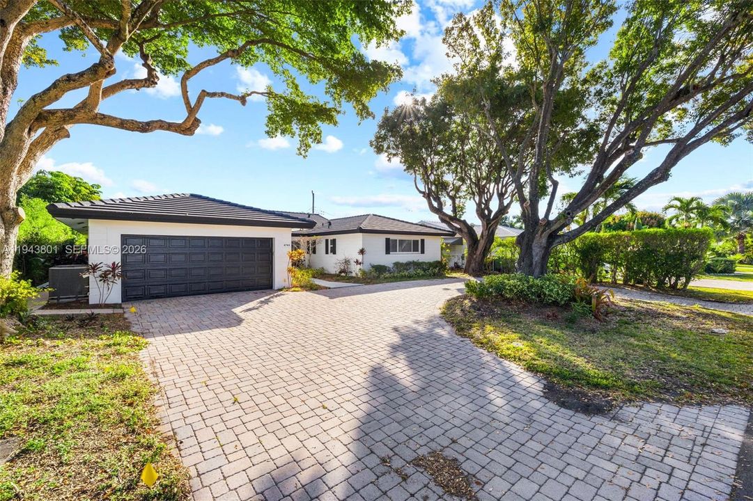 For Sale: $1,050,000 (3 beds, 3 baths, 2558 Square Feet)