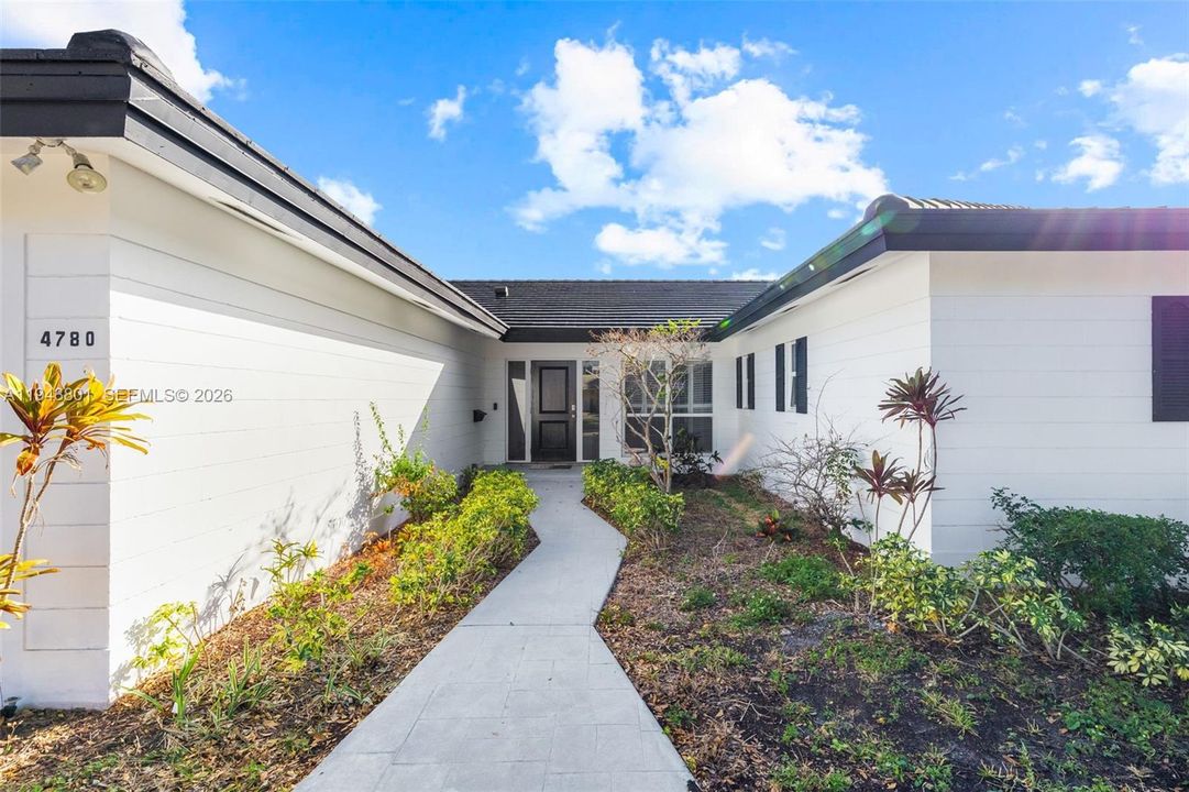 For Sale: $1,050,000 (3 beds, 3 baths, 2558 Square Feet)
