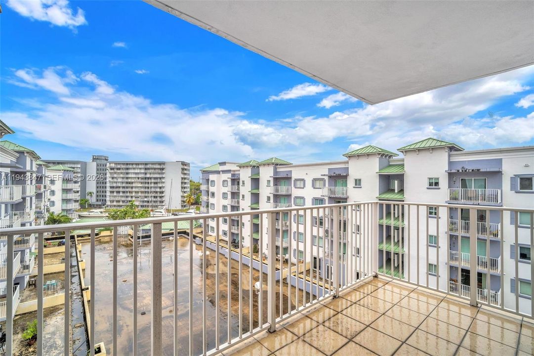 Под контрактом: $249,999 (2 спален, 2 ванн, 924 Квадратных фут)