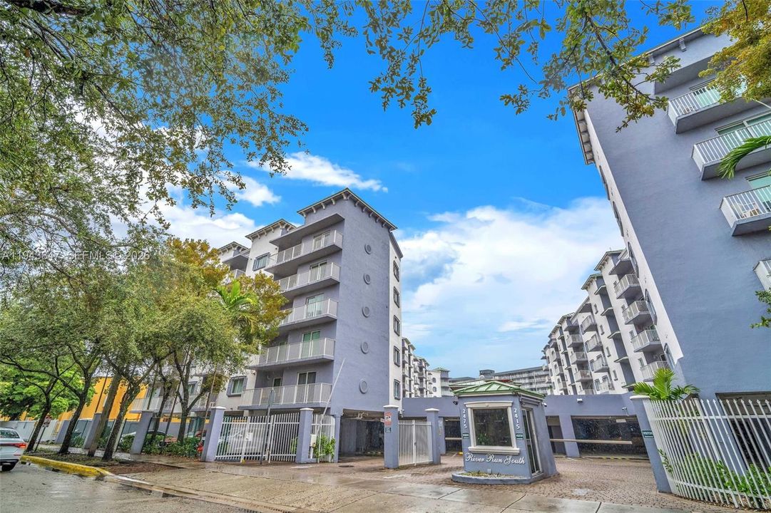 Под контрактом: $249,999 (2 спален, 2 ванн, 924 Квадратных фут)