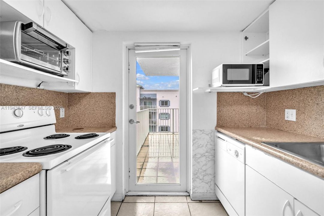 Под контрактом: $249,999 (2 спален, 2 ванн, 924 Квадратных фут)