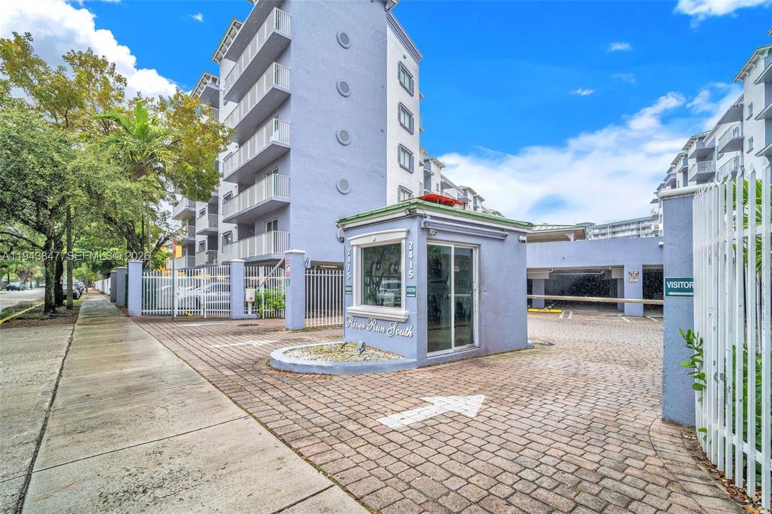 Под контрактом: $249,999 (2 спален, 2 ванн, 924 Квадратных фут)