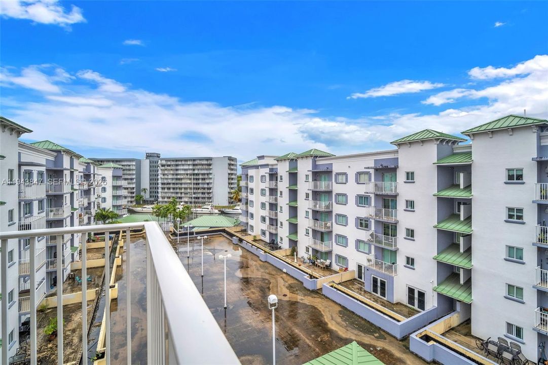 Под контрактом: $249,999 (2 спален, 2 ванн, 924 Квадратных фут)