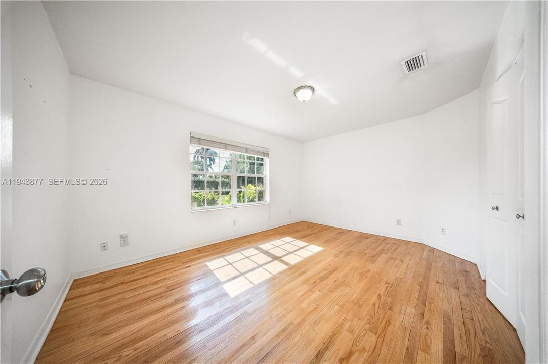 Recently Sold: $850,000 (3 beds, 2 baths, 1968 Square Feet)