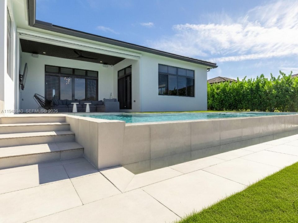 Activo con contrato: $2,490,000 (5 camas, 6 baños, 4314 Pies cuadrados)