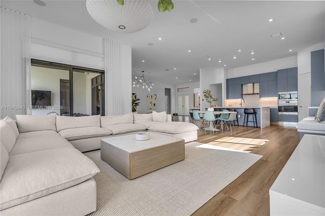 Activo con contrato: $2,490,000 (5 camas, 6 baños, 4314 Pies cuadrados)