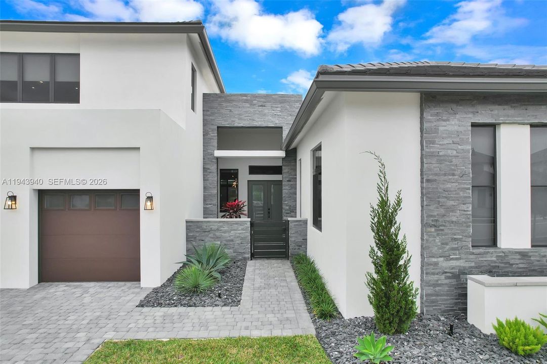 Activo con contrato: $2,490,000 (5 camas, 6 baños, 4314 Pies cuadrados)