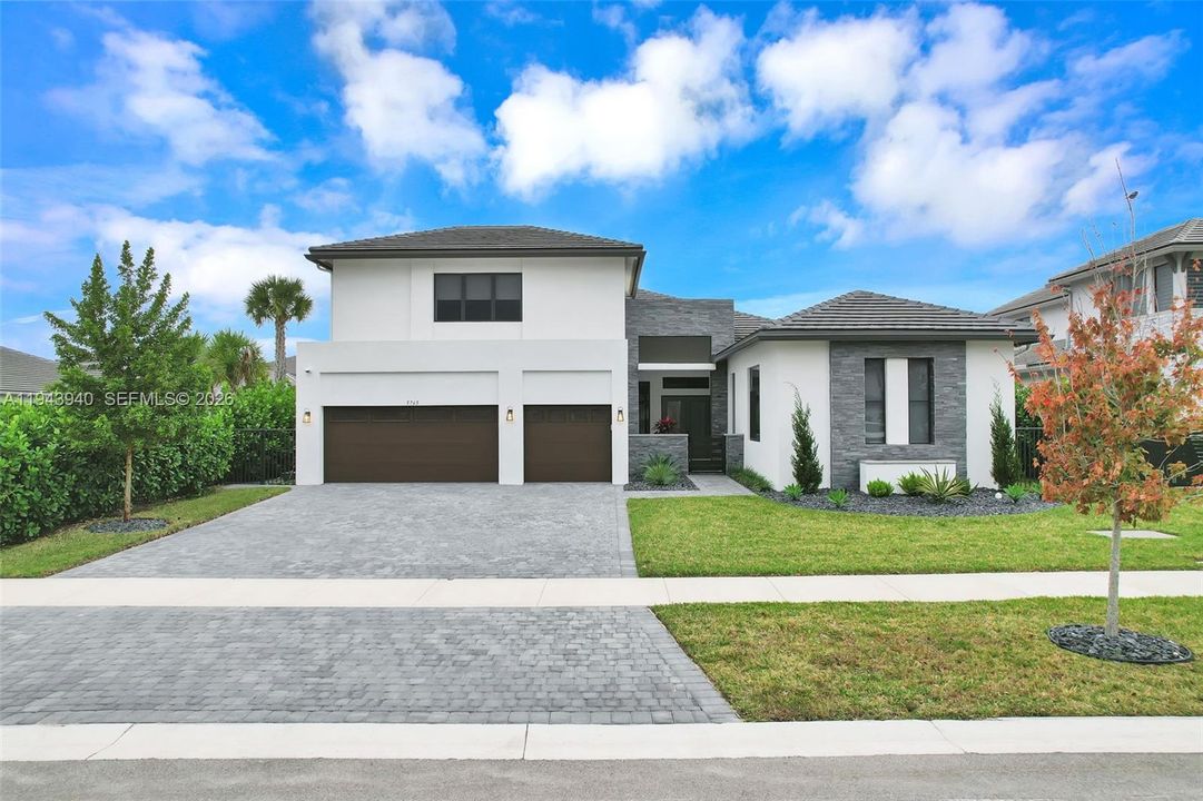 Activo con contrato: $2,490,000 (5 camas, 6 baños, 4314 Pies cuadrados)