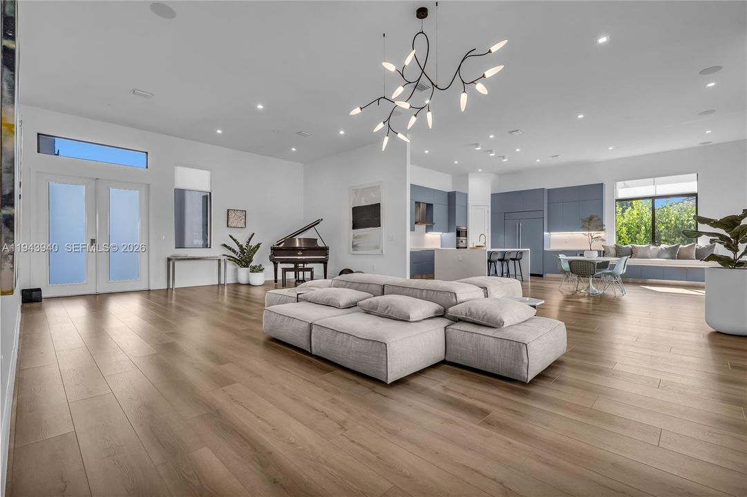 Activo con contrato: $2,490,000 (5 camas, 6 baños, 4314 Pies cuadrados)