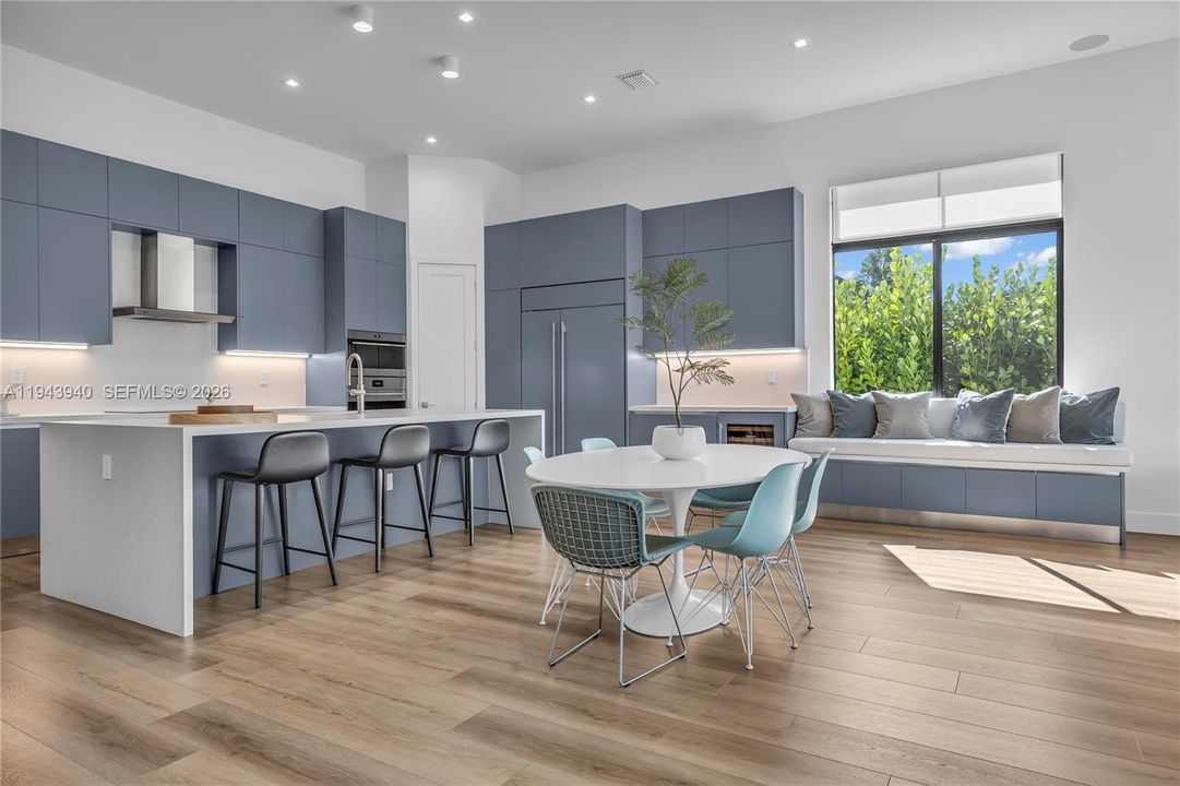 Activo con contrato: $2,490,000 (5 camas, 6 baños, 4314 Pies cuadrados)