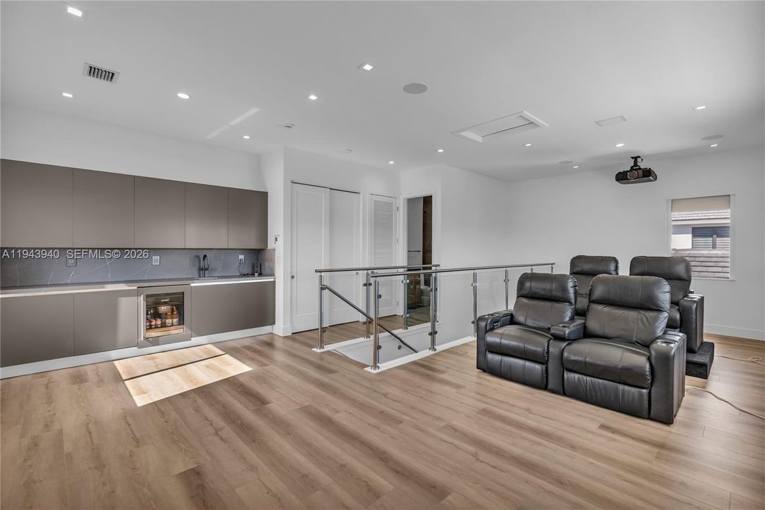 Activo con contrato: $2,490,000 (5 camas, 6 baños, 4314 Pies cuadrados)