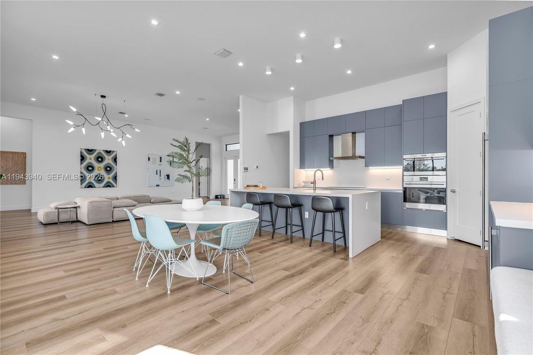 Activo con contrato: $2,490,000 (5 camas, 6 baños, 4314 Pies cuadrados)