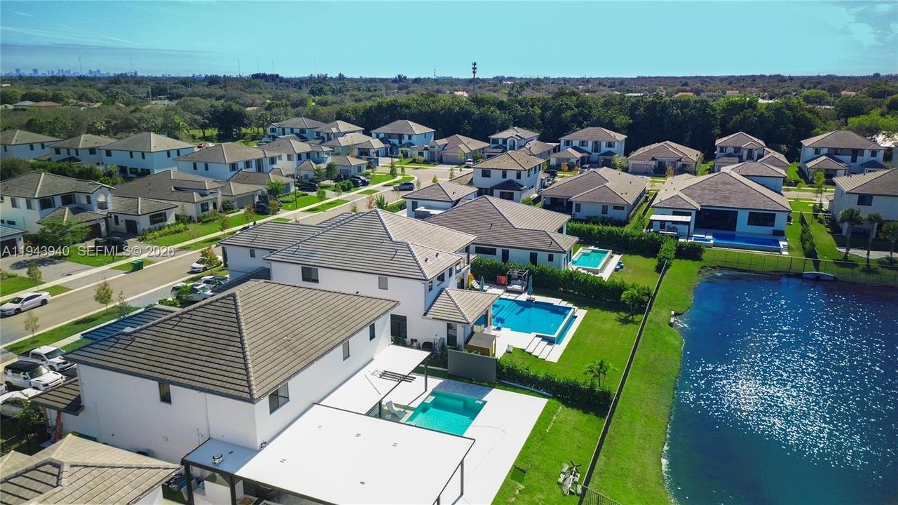 Activo con contrato: $2,490,000 (5 camas, 6 baños, 4314 Pies cuadrados)