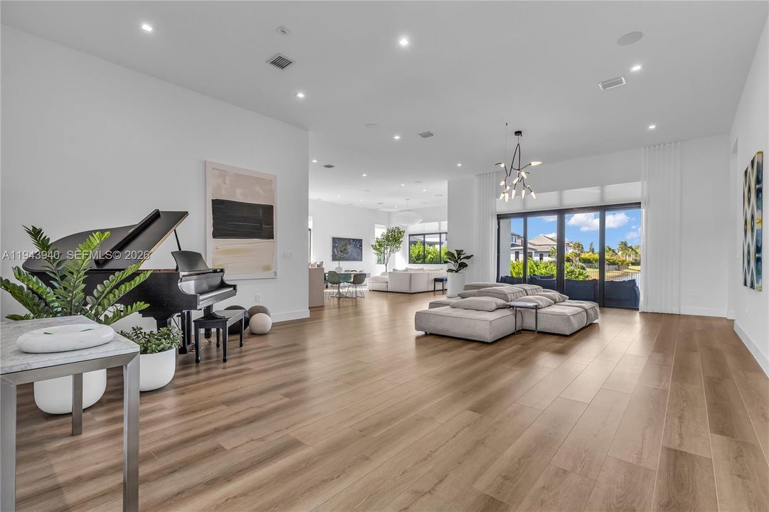 Activo con contrato: $2,490,000 (5 camas, 6 baños, 4314 Pies cuadrados)