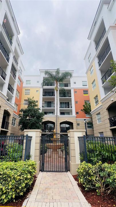 For Sale: $495,000 (2 beds, 2 baths, 1024 Square Feet)