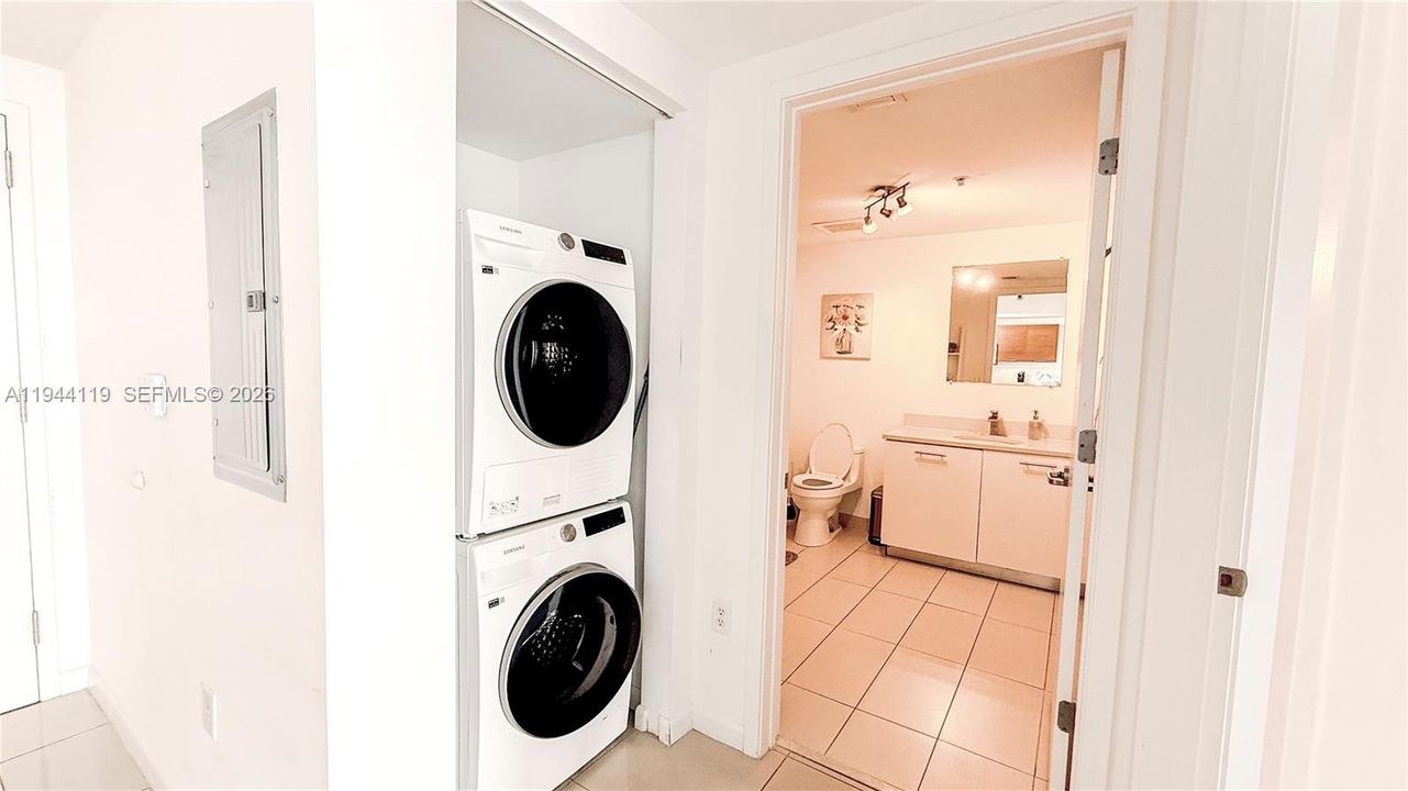 For Sale: $489,000 (1 beds, 1 baths, 755 Square Feet)