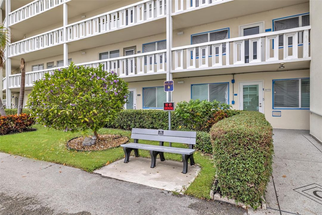 Active With Contract: $274,000 (2 beds, 2 baths, 1000 Square Feet)